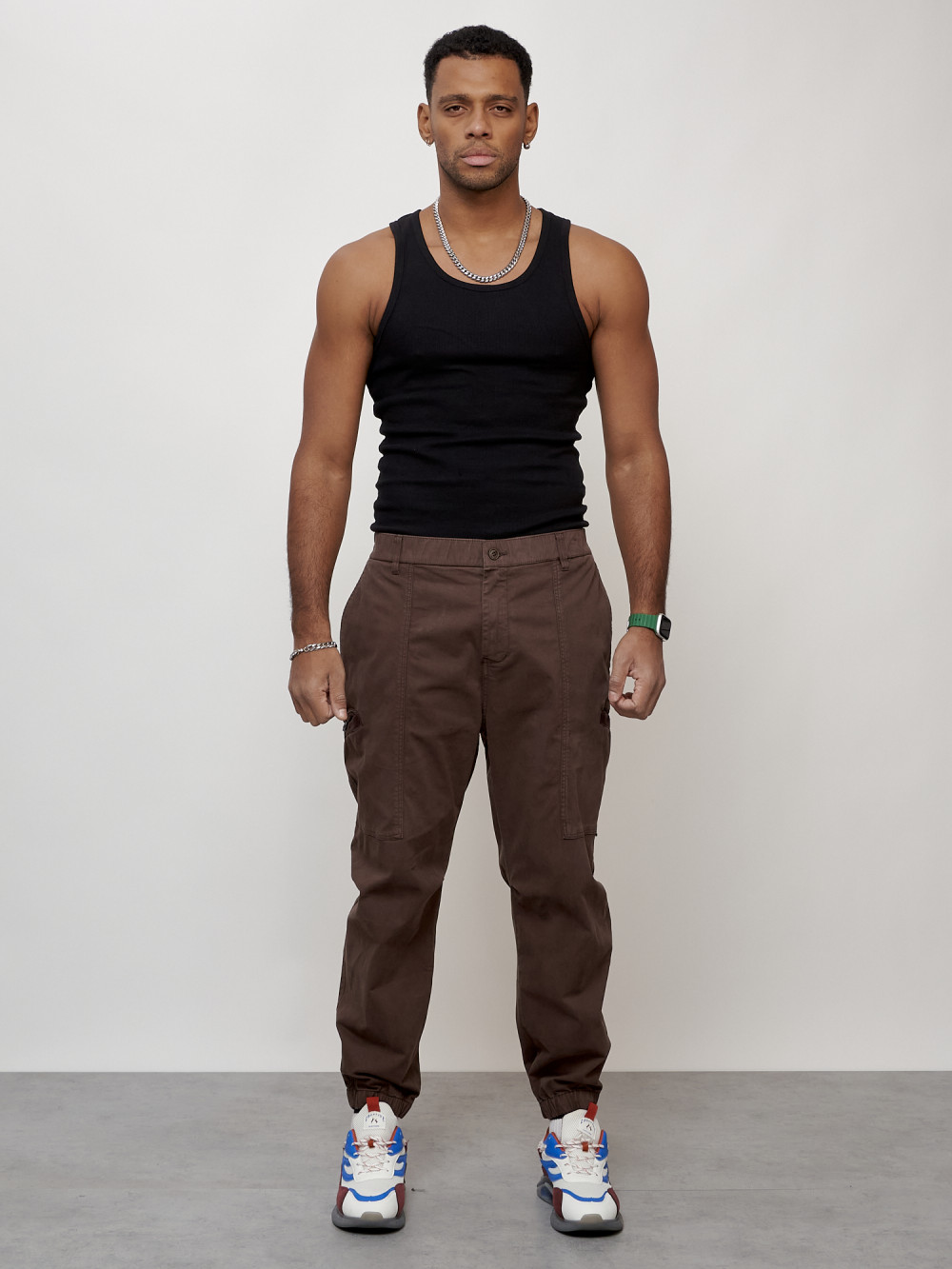 Джинсы карго мужские с накладными карманами коричневого цвета 2419K