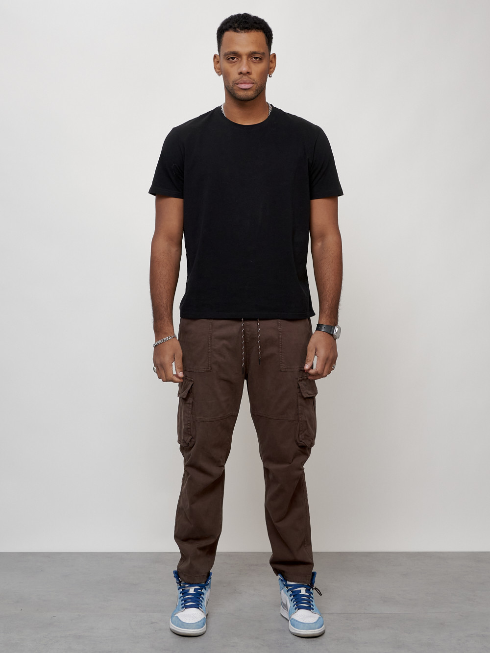 Джинсы карго мужские с накладными карманами коричневого цвета 2421K
