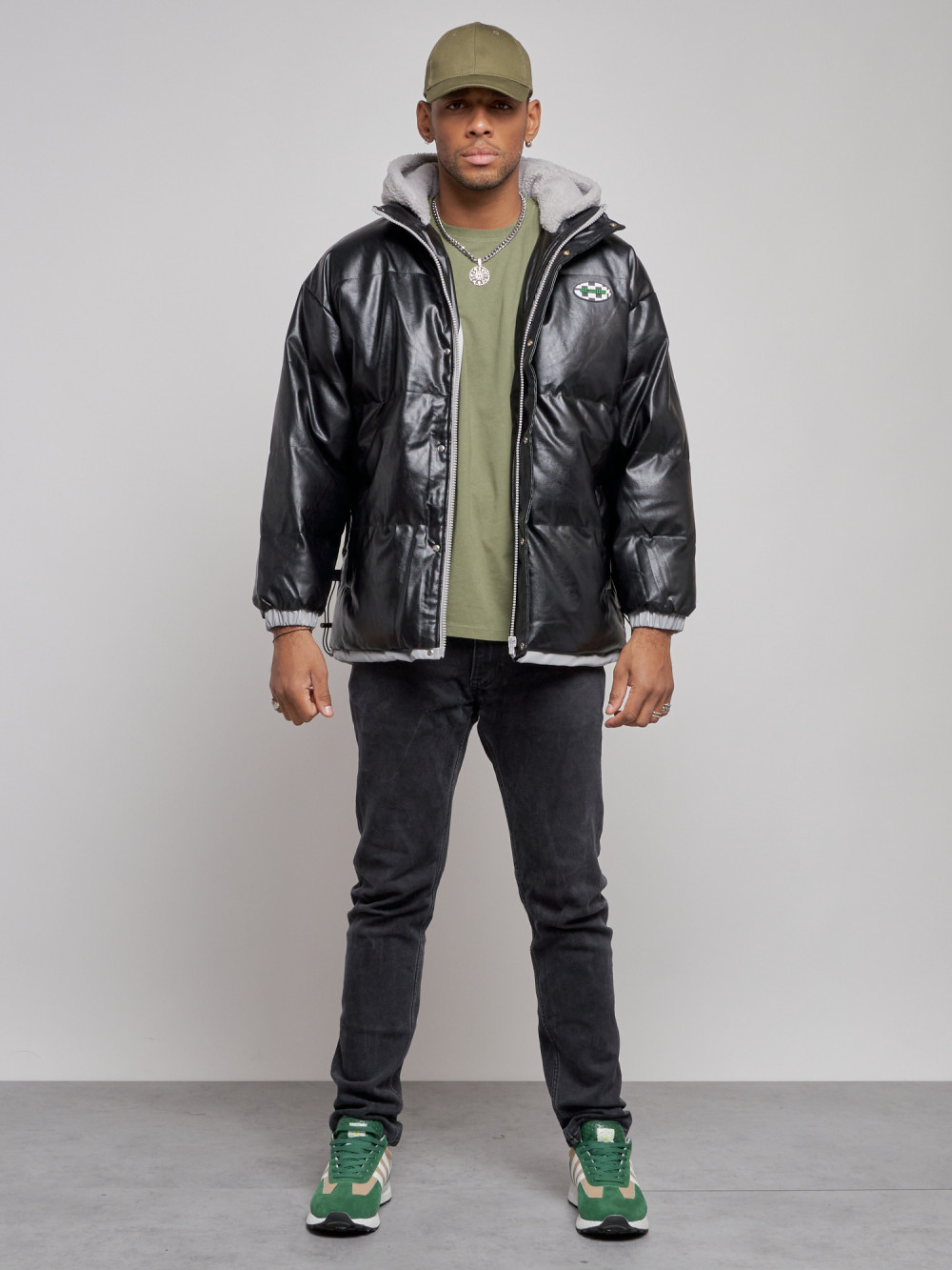 Куртка из экокожи мужская с плюшевым капюшон черного цвета 28132Ch