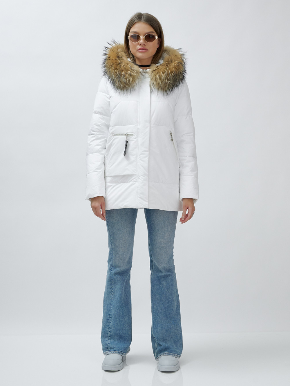 Куртка женская зимняя с мехом енот премиум класса белого цвета 3322_1Bl