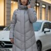 Пальто зимнее утепленное с капюшоном женское серого цвета 7628Sr
