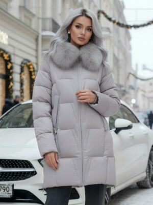 Пальто зимнее утепленное с мехом и капюшоном тренд светло-коричневого цвета 7630SK