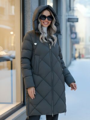 Пальто зимнее утепленное с капюшоном женское зеленого цвета 7637Z