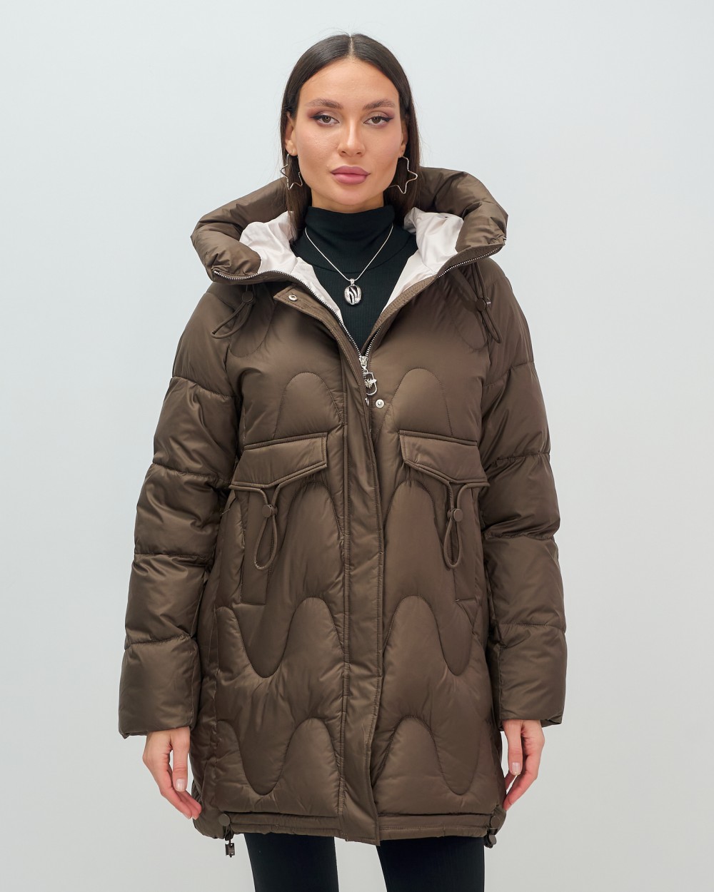 Куртка зимняя женская с капюшоном модная темно-коричневого цвета 7653TK