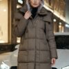 Пальто зимнее утепленное с капюшоном женское коричневого цвета 7700K