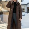 Пальто зимнее утепленное с капюшоном женское коричневого цвета 7729K