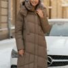 Пальто зимнее утепленное с капюшоном женское светло-коричневого цвета 7748SK