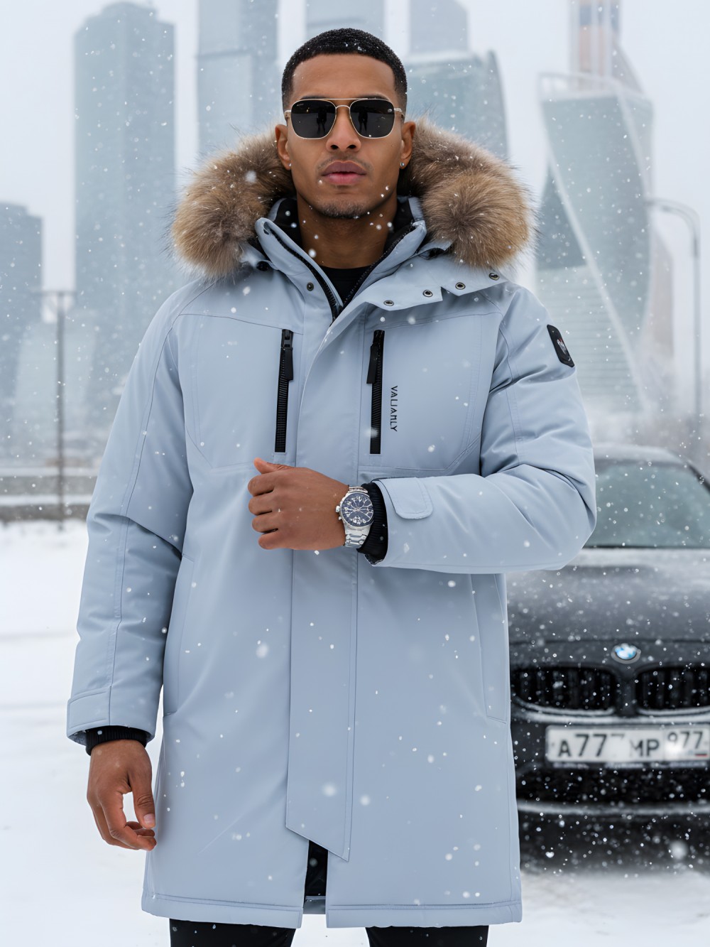 Парка зимняя мужская с капюшоном и мехом енот синего цвета 9537-1S